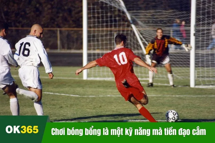 Chơi bóng bổng là một kỹ năng mà tiền đạo cắm cần có